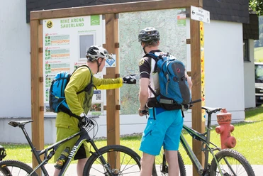 Mountainbiker an der Übersichtstafel in Willingen Mountainbiker an der Übersichtstafel in Willingen