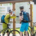 Mountainbiker an der Übersichtstafel in Willingen Mountainbiker an der Übersichtstafel in Willingen