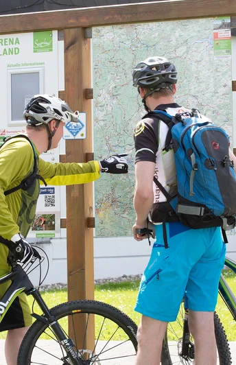 Mountainbiker an der Ăśbersichtstafel in Willingen Mountainbiker an der Ăśbersichtstafel in Willingen