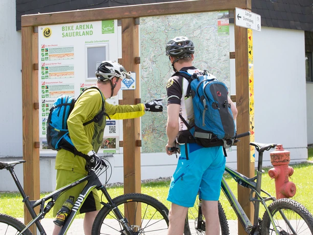 Mountainbiker an der Übersichtstafel in Willingen Mountainbiker an der Übersichtstafel in Willingen