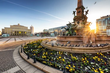 Vom Mendebrunnen auf dem Augustusplatz hat man einen tollen Blick auf die Leipziger Oper.