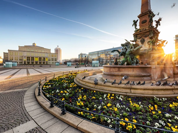 Mendebrunnen und Oper Leipzig - Musikstadt Leipzig Vom Mendebrunnen auf dem Augustusplatz hat man einen tollen Blick auf die Leipziger Oper.