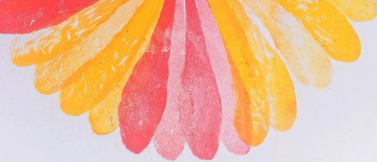 Internationaler-Museumstag_2024_LudwigForum Abstrakte, farbenfrohe Darstellung von einer Blumenblüte in leuchtenden Rot-, Orange- und Gelbtönen.