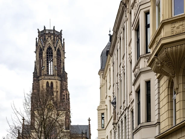 Agnesviertel Cologne The picture shows the steeple of the Agneskirche church in the Agnesviertel district of Cologne, flanked by elegant Wilhelminian-style buildings.