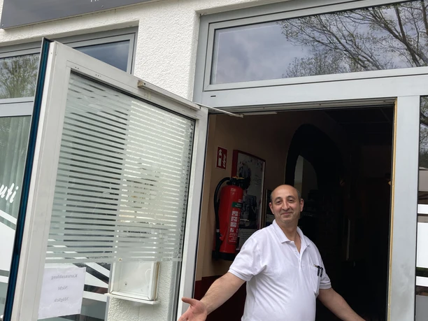 Pizzeria Sizilia mit Eigentümer.jpg