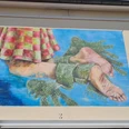 KunstWerkStadt Schwebende Buntes Wandbild in Vlotho zeigt zwei menschliche Füße in grünen Fischschwanzformen vor blauem Hintergrund.