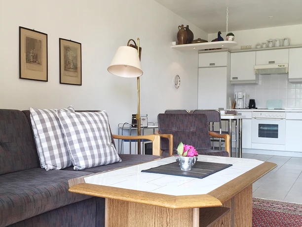 gemütlicher Wohnbereich mit Zugang zur Terrasse