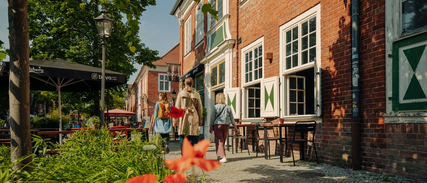 Holländisches Viertel Personen laufen durch das Holländische Viertel in Potsdam im Frühling