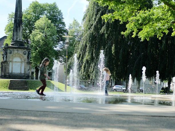 Kaiser-Wilhelm-Platz Detmold Zwei Kinder spielen in den sprudelnden Wasserfontänen des Kaiser-Wilhelm-Platzes in Detmold.