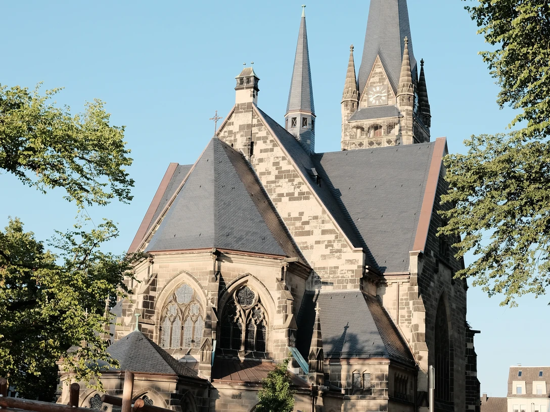Christuskirche mit Spielplatz am Kaiser-Wilhelm-Platz