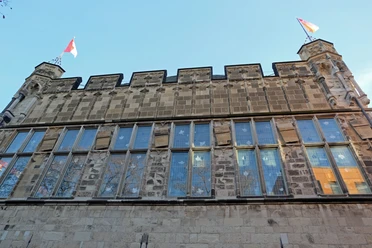 Gürzenich Die Fassade des historischen Gürzenich Köln mit hohen Fenstern und Türmen, unter klarem Himmel.
