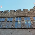 Gürzenich Die Fassade des historischen Gürzenich Köln mit hohen Fenstern und Türmen, unter klarem Himmel.The façade of the historic Gürzenich Köln with high windows and towers, under a clear sky.