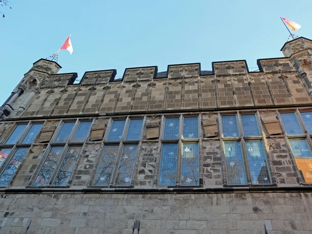 Gürzenich Die Fassade des historischen Gürzenich Köln mit hohen Fenstern und Türmen, unter klarem Himmel.