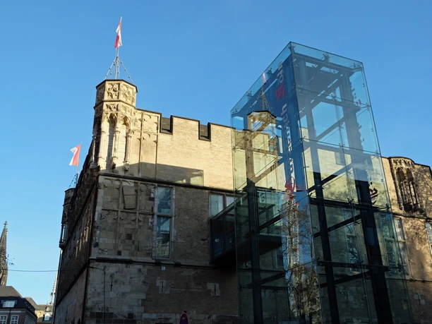 Gürzenich Der Gürzenich in Köln zeigt eine beeindruckende historische Fassade mit einem modernen Glasanbau im Vordergrund.