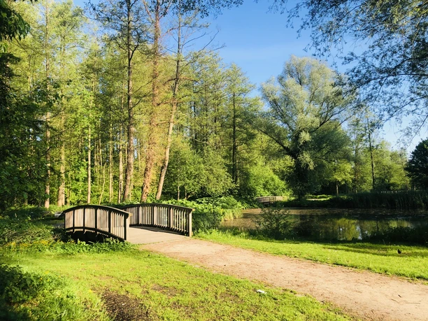 Brücke im idyllischen Klosterpark