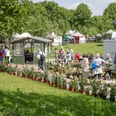 "Jrön un Jedön" Blumenmesse mit zahlendem Publikum; viele Pflanzen in Töpfen, Zelte und Menschen im Park.