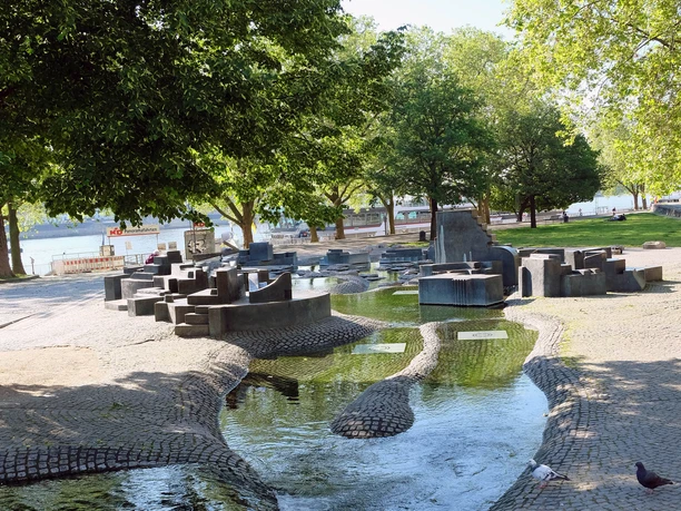 Paolozzibrunnen Der Paolozzibrunnen zeigt kunstvolle Stein- und Wasserelemente im schattigen Stadtpark.