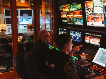 220902 TVT Media IFA Zwei Männer hinter den Kulissen einer TV ProduktionTwo men behind the scenes of a TV production