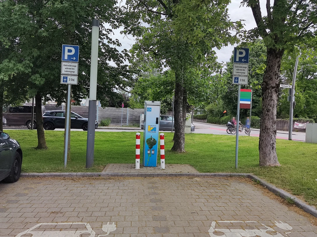 E-Ladestation-Parkplatz-Berufschule