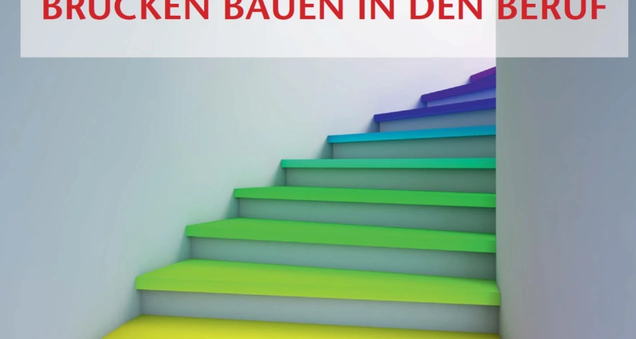 bunte_Treppe_©_Andrey_Navrotskig_stock.adobe.com.jpg Eine Treppe mit Stufen in Regenbogenfarben, mit dem Text "Brücken bauen in den Beruf".