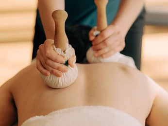 deltapark-vitalresort-kraeuterstempelmassage.jpg