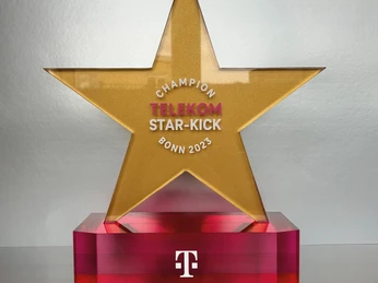 Acrylglasverarbeitung Glass Pokal in SternenformGlass trophy in star-format