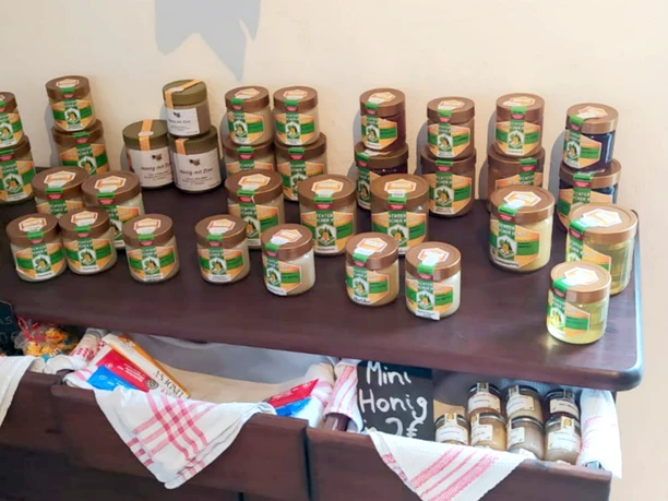 Der Tarmstedter Hofladen Rosenbrock mit Honig Der Tarmstedter Hofladen Rosenbrock mit Honig