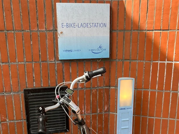 E-Bike Ladestation am Borromäus Hospital Das Bild zeigt die Ladestation am Borromäus Hospital