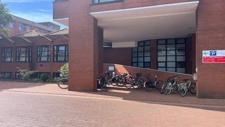 E-Bike Ladestation am Borromäus Hospital in Leer Ostfriesland Das Bild zeigt den Haupteingang des Borromäus Hospitals Leer mit der E-Bike Ladestation