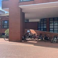 E-Bike Ladestation am Borromäus Hospital in Leer Ostfriesland Das Bild zeigt den Haupteingang des Borromäus Hospitals Leer mit der E-Bike Ladestation