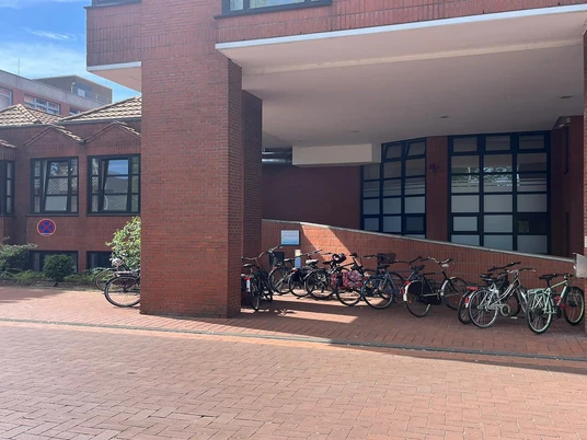 E-Bike Ladestation am Borromäus Hospital in Leer Ostfriesland Das Bild zeigt den Haupteingang des Borromäus Hospitals Leer mit der E-Bike Ladestation