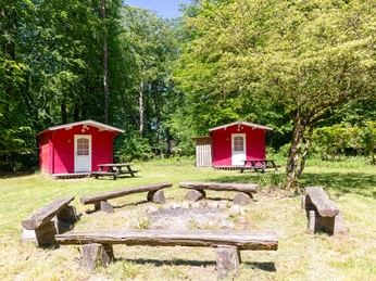 Egestorf_Naturcamp_ccbysa_FredericWolf_15052024_web (9 von 11).JPG Rote Hütten im Naturcamp Egestorf