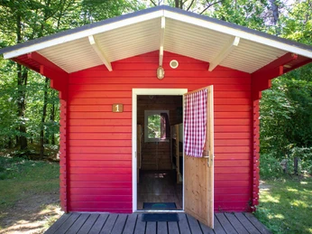 Egestorf_Naturcamp_ccbysa_FredericWolf_15052024_web (11 von 11).JPG Rote Hütte im Naturcamp Egestorf