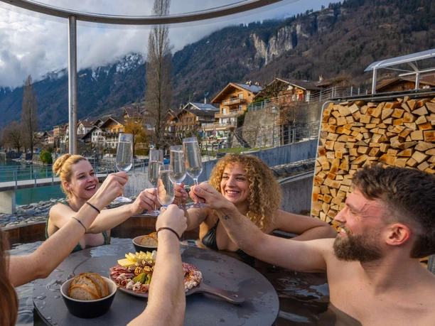 hotpot-brienz-gruppe-glaeser-anstossen.jpg