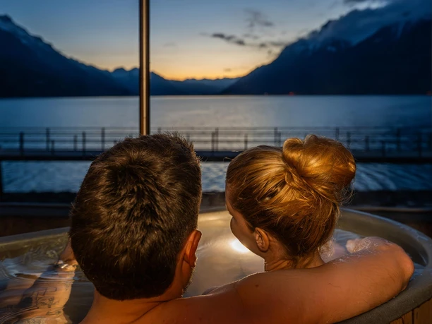 hotpot-brienz-paar-aussicht-abend.jpg