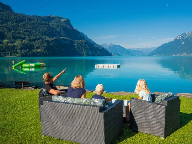 brienz-strandbad-sommer-familie-staunen.jpg