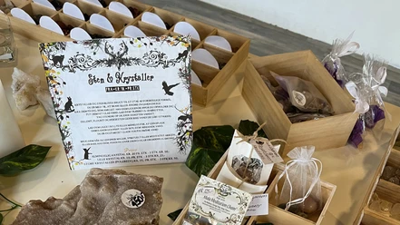 Sten og krystaler i Angie Buran's Mind & Magic butik