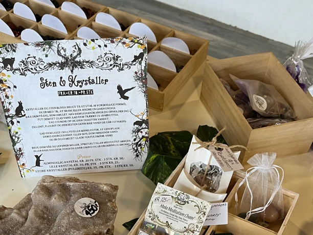 Sten og krystaler i Angie Buran's Mind & Magic butik