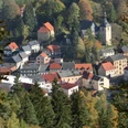 Bad Gottleuba vom Helleberg Vogelperspektive auf Bad Gottleuba umgeben von herbstlichen Bäumen, mit einer zentralen Kirche.