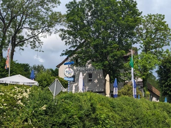 Bergrestaurant Hollenstein Außen mit Biergarten