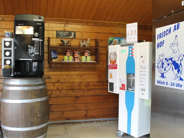 Laxtener Milchbüdchen in Lingen (Ems) ©Emsland Tourismus GmbH (8).JPG Innenraum eines Holzverkaufsstands mit Milch- und Kaffeeautomat sowie Regal mit Tassen und Prospekten
