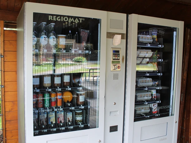 Laxtener Milchbüdchen in Lingen (Ems) ©Emsland Tourismus GmbH (9).JPG Zwei Verkaufsautomaten mit regionalen Lebensmitteln, darunter Eier, Getränke und Konserven.