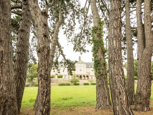 Kardinal Schulte Haus <p>Altes Herrenhaus hinter einer Gruppe von Kiefern, eingebettet in eine grüne Parklandschaft.</p>
