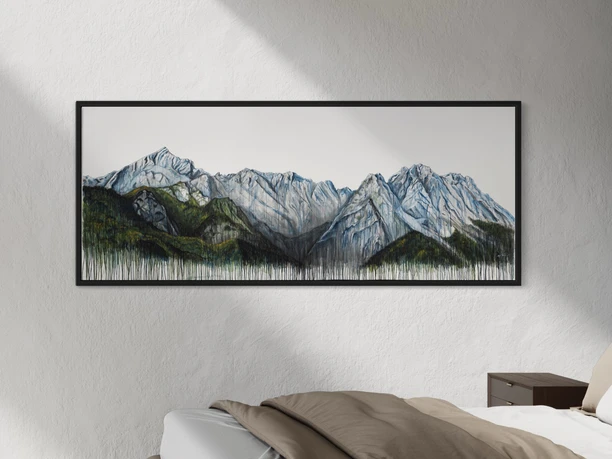 Wettersteinpanorama Ayla Ginsberg Gemälde eines Bergpanoramas mit grünen Hängen und schroffen Gipfeln im Schlafzimmer.