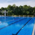 Schwimmerbecken, im Hintergrund 3m-Turm und Startblöcke