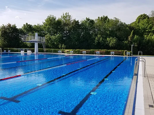 Erlebnisfreibad Beverungen Schwimmerbecken, im Hintergrund 3m-Turm und Startblöcke