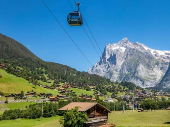 gondelbahn-grindelwald-maennlichen-tal-wiese-dorf.jpg