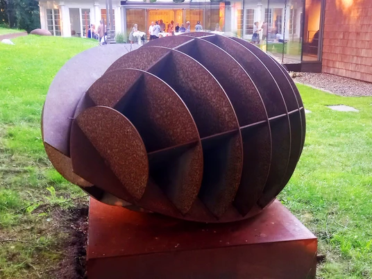 Harald A. Finke Pflanzendenkmal-Chloroplast-MItochondrium 2022.jpg Das Bild zeigt eine faszinierende moderne Skulptur von Harald A. Finke im Jahr 2022, die organische Formen verkörpert und das Zusammenspiel von Chloroplasten und Mitochondrien thematisiert.