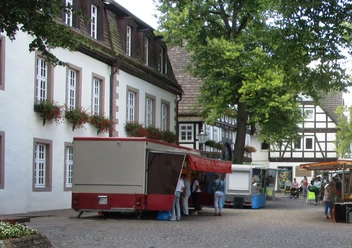 Wochenmarkt Beverungen Verkaufstände und Besucher auf dem historischen Wochenmarkt vor Fachwerkhäusern in Beverungen.