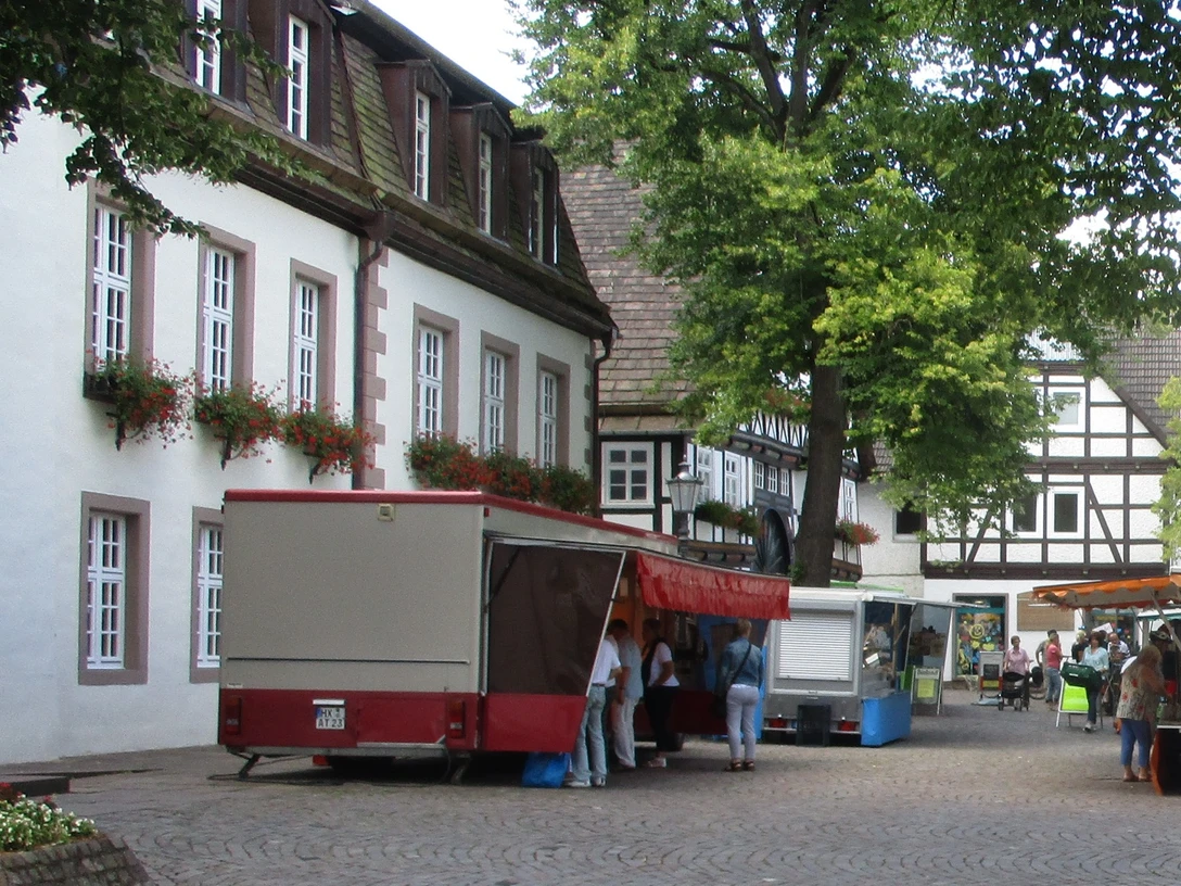 Wochenmarkt Beverungen Verkaufstände und Besucher auf dem historischen Wochenmarkt vor Fachwerkhäusern in Beverungen.